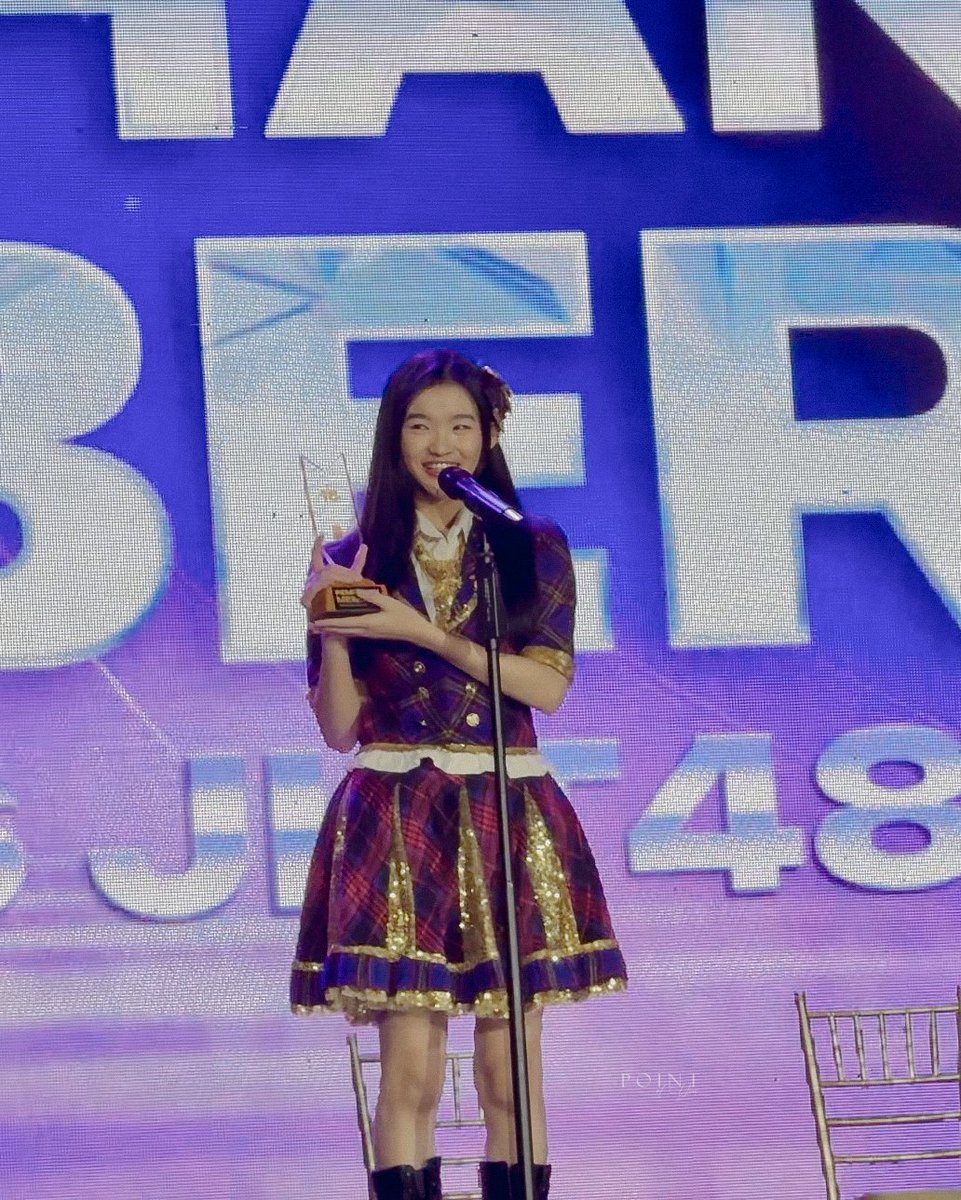 _pointofyou's tweet image. I can't find the right words for you anymore. Happy, sad, and deeply moved—all at the same time. 🩵

Can someone help me make a caption for this photo?
-@CErine_JKT48 

#CatherinaVallencia #DONGENG🐥
#Chapter📖