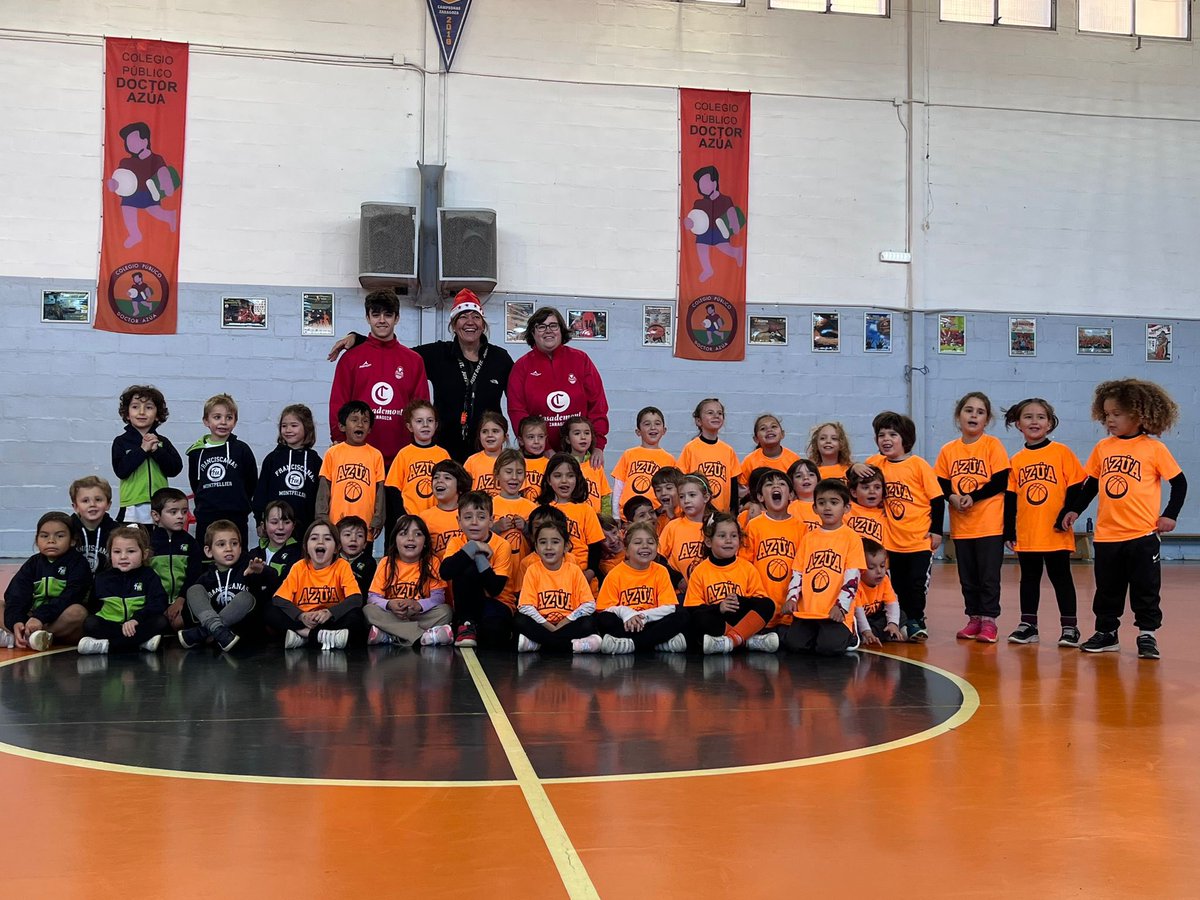 baloncestoazua's tweet photo. 🎄¡Fiesta de las escuelas por Navidad!🎄 

Ambientazo, ☀️, ⛹🏻‍♂️⛹️‍♀️, 🎁 y felicidad en los más pequeños. 

#SiempreAzua #SiemprePardo #SiempreWilly https://t.co/c21Wutmg8s
