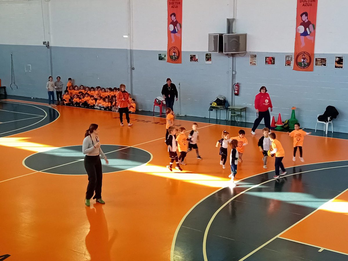 baloncestoazua's tweet photo. 🎄¡Fiesta de las escuelas por Navidad!🎄 

Ambientazo, ☀️, ⛹🏻‍♂️⛹️‍♀️, 🎁 y felicidad en los más pequeños. 

#SiempreAzua #SiemprePardo #SiempreWilly https://t.co/c21Wutmg8s