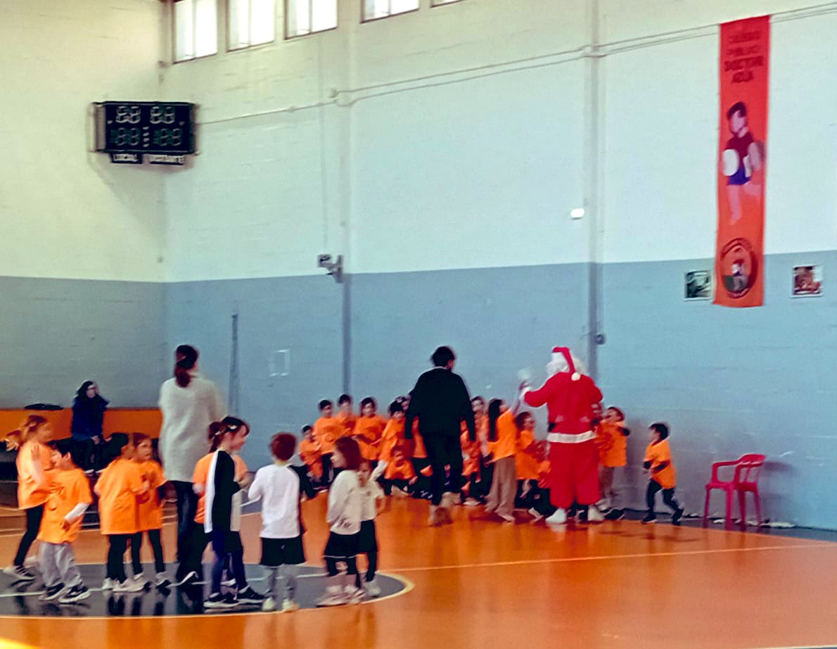baloncestoazua's tweet photo. 🎄¡Fiesta de las escuelas por Navidad!🎄 

Ambientazo, ☀️, ⛹🏻‍♂️⛹️‍♀️, 🎁 y felicidad en los más pequeños. 

#SiempreAzua #SiemprePardo #SiempreWilly https://t.co/c21Wutmg8s
