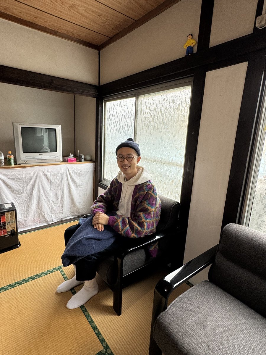 kanesato357628's tweet photo. #おほしんたろう #おほびし #hisi
 私達が行った時は、一組出たら一組入る感じの来場者ペース。おほ先生の作品鑑賞中は面白くてニマニマ🥴笑っちゃうのでマイペースにゆっくり見る事が出来良かったです。在廊中のおほ先生とお話しでき、サインも頂けラッキー✌️古民家に佇むおほ先生素敵でした🤗💕 https://t.co/G8PkzC4oMa