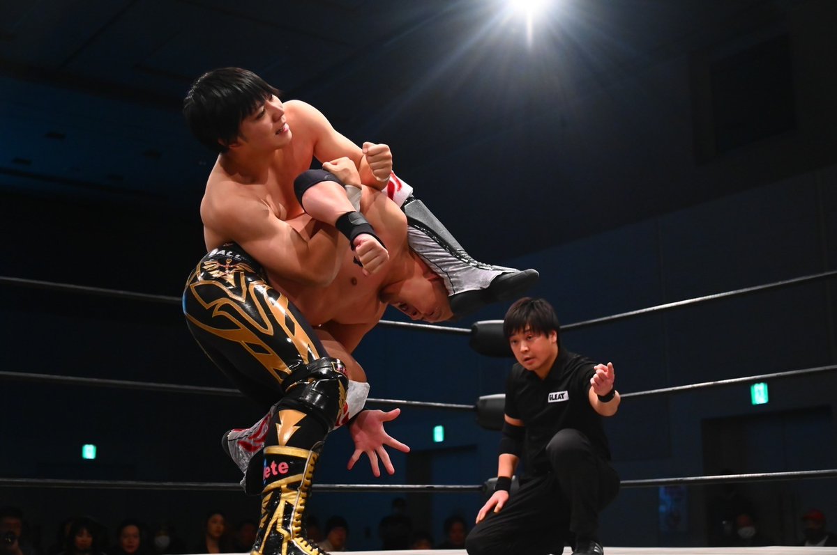 suzuki_kotaro_'s tweet photo. G-RUSH ルール
7分一本勝負
(ツーカウント、ツーエスケープルール)
クセだらけのルールだが、悪くないな。
次は誰とやるかな…
#CIMA しかいないだろっ
熱で休んでる場合じゃないぞ。
#GLEAT
#BGI
#ClMA https://t.co/bA9YUw8CSm