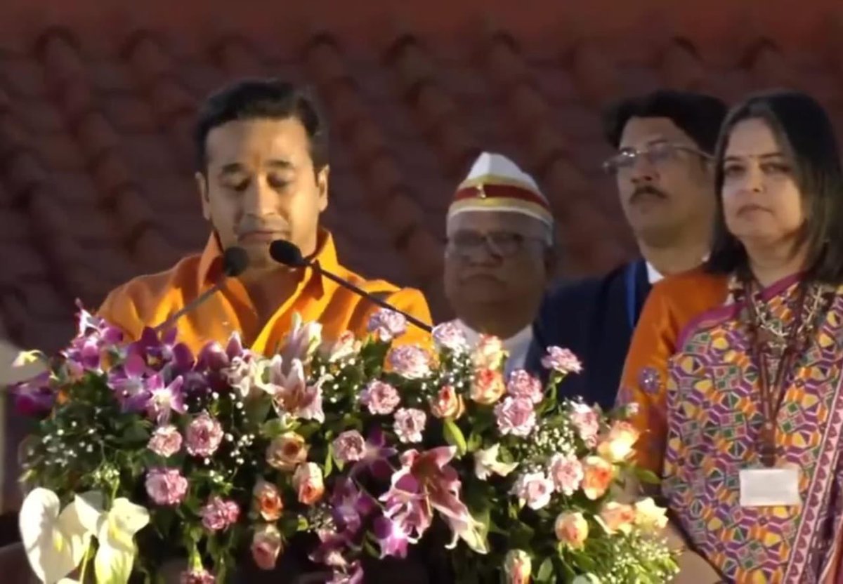 meNeeleshNRane's tweet photo. श्री. उद्धव ठाकरे,

तुम्हाला सांगायला आनंद होतोय, तीन राणे तीन सभागृहात पोहोचले आहेत. एक खासदार, एक मंत्री आणि एक आमदार. तुम्ही २००५ पासून राणे कुटुंबाला संपविण्याचे टोकाचे प्रयत्न केले, काही काळ तुम्हाला यश मिळालं पण आज नितेशला मंत्रीपदाची शपथ घेताना बघितल्यावर एक जाणीव झाली की देव काही काळ परीक्षा घेतो पण नंतर जो प्रमाणिक आहे त्याच्या सोबत उभा राहतो आणि जो कपटी असतो त्याला काही काळ यश मिळते पण नंतर त्याचा बंदोबस्त होतो. उद्धव ठाकरे तुम्ही कुणासोबत चांगले वागलात नाहीत म्हणून तुमच्यावर ही परिस्थिती आली. 

राणेंना संपवता संपवता तुमचं काय झालं बघा... 

आता तरी कुणासोबत कपटीपणाने वागू नका, तुम्हाला ही मी शुभेच्छा देतो कारणं पडत्या काळात समोरच्याला कमी लेखायचे नसते. तुमच्या मुलांनाही अक्कल द्या जर त्यांची घमेंड उतरली असेल तर, नाहीतर तुमच अजून कठिन होईल. 

जय महाराष्ट्र!