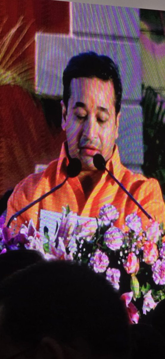 meNeeleshNRane's tweet photo. श्री. उद्धव ठाकरे,

तुम्हाला सांगायला आनंद होतोय, तीन राणे तीन सभागृहात पोहोचले आहेत. एक खासदार, एक मंत्री आणि एक आमदार. तुम्ही २००५ पासून राणे कुटुंबाला संपविण्याचे टोकाचे प्रयत्न केले, काही काळ तुम्हाला यश मिळालं पण आज नितेशला मंत्रीपदाची शपथ घेताना बघितल्यावर एक जाणीव झाली की देव काही काळ परीक्षा घेतो पण नंतर जो प्रमाणिक आहे त्याच्या सोबत उभा राहतो आणि जो कपटी असतो त्याला काही काळ यश मिळते पण नंतर त्याचा बंदोबस्त होतो. उद्धव ठाकरे तुम्ही कुणासोबत चांगले वागलात नाहीत म्हणून तुमच्यावर ही परिस्थिती आली. 

राणेंना संपवता संपवता तुमचं काय झालं बघा... 

आता तरी कुणासोबत कपटीपणाने वागू नका, तुम्हाला ही मी शुभेच्छा देतो कारणं पडत्या काळात समोरच्याला कमी लेखायचे नसते. तुमच्या मुलांनाही अक्कल द्या जर त्यांची घमेंड उतरली असेल तर, नाहीतर तुमच अजून कठिन होईल. 

जय महाराष्ट्र!