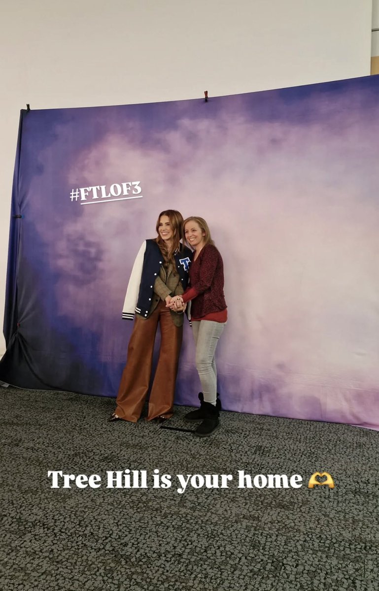 LaLifeDeSoso's tweet photo. "Tree Hill Is Your Home" 🫶🏼
J’en tremble encore 🫨🫨🫨🥹🤧 #SophiaBush 👑 #OTHFam 🐦⬛🏀💙 #FTLOF3 https://t.co/zV8pIXC89X
