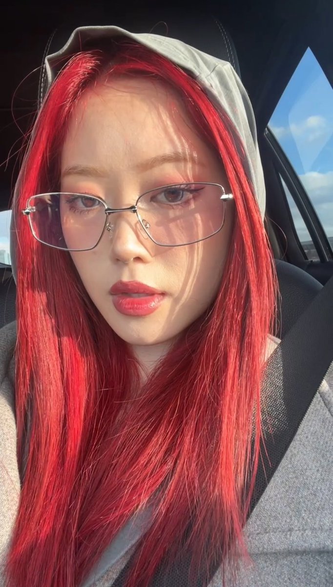 kimho_e's tweet photo. lil red https://t.co/NeI5NNBDky
