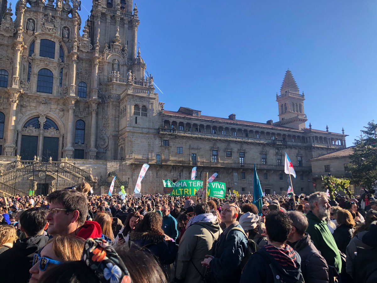 AntonSanchezG's tweet photo. Efectivamente foi histórico.
Non foi calqueira cousa.
Foi algo máis.
Un río de xente.
#AltriNON15D https://t.co/Cf2JDBD6qC