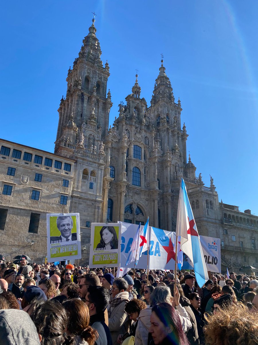 AntonSanchezG's tweet photo. Efectivamente foi histórico.
Non foi calqueira cousa.
Foi algo máis.
Un río de xente.
#AltriNON15D https://t.co/Cf2JDBD6qC