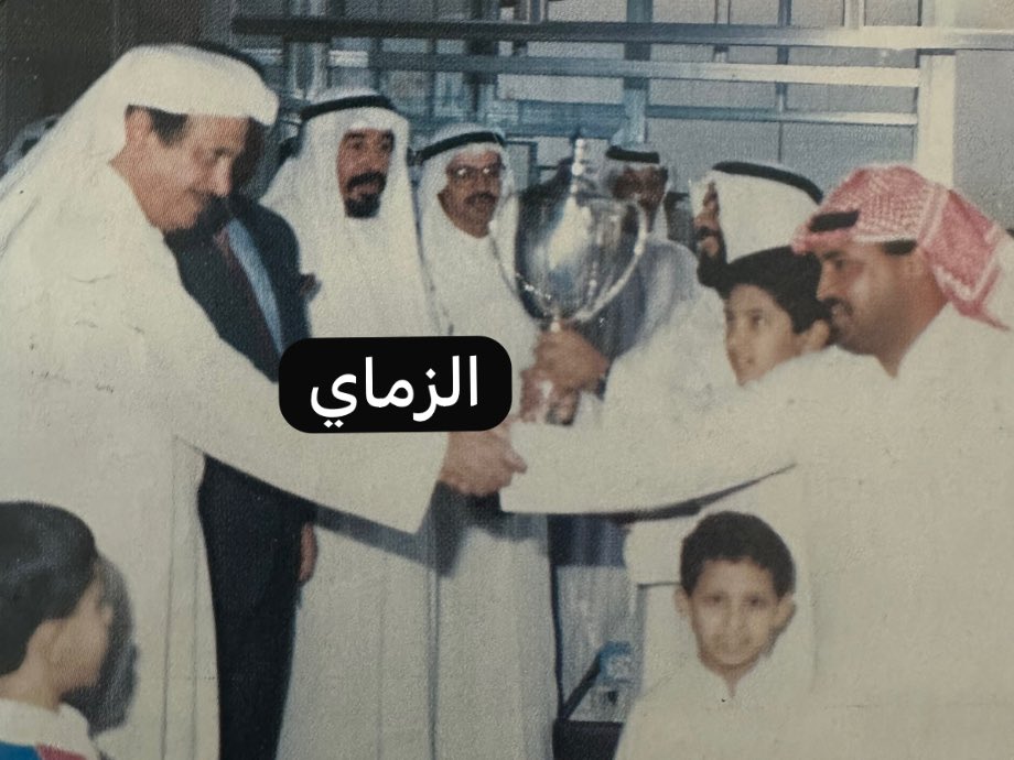 AlHumoudh's tweet photo. مكتبة اسطبل الزماي
نادي الصيد والفروسية 
1992 _ 1993
الاجتماع الخامس
عبداللطيف فيصل الثويني رحمه الله يهنئ المدرب 
خالد الديولي بعد فوز الفرس كيتي بكاس الالبان الكويتية الدانمركية https://t.co/1uqQwm4SM9