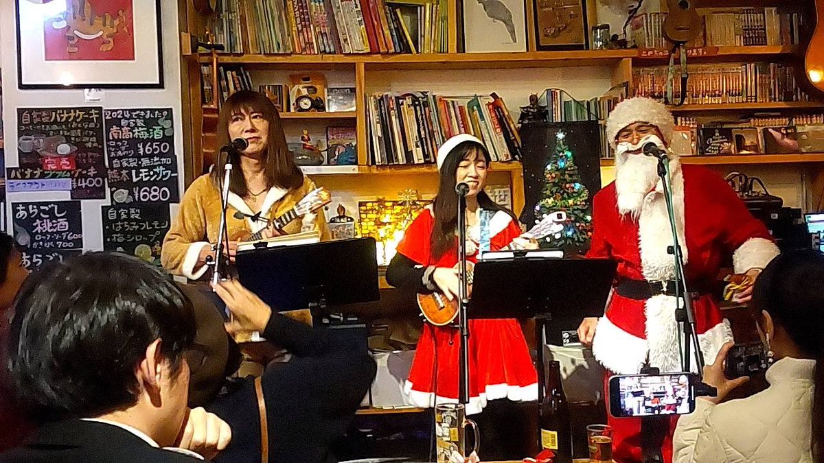 amyulele's tweet photo. 🎄赤なつサンタのCD発売記念ライブ🎅
1人参加はドキドキだったけど、初“生”赤月さんと“生”なつねぇに会えるワクワクと嬉しさの方が勝ちました✨
みんなでウクレレを弾いて歌って温かいライブでした。
なつねぇの🐈‍⬛のお話と歌詞にはウルッと😌
赤月さんの可愛さ歌声の力強さのギャップには鳥肌でした🤩 https://t.co/lotUOZegdr