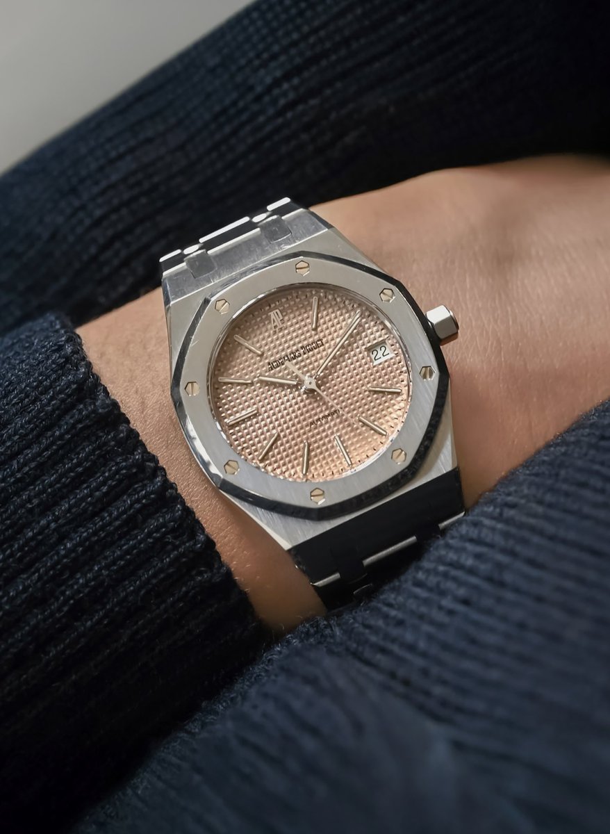 hairspringwatch's tweet photo. Finds. A Salmon dial 14790ST Royal Oak. This was one of the great, experimental late 90s Royal Oak dials, except no one seems to know precisely where they came from. There’s a good bit more mystery here than we’re used to seeing in a relatively straightforward RO, from retailers updating their stock to VIP clients being able to request them at service. Whatever the precise origin, this petite tapisserie with Omega-3 does it beautiful. https://t.co/82H8bbhsVw