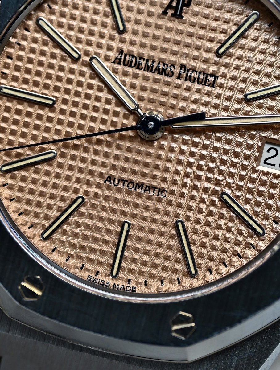hairspringwatch's tweet photo. Finds. A Salmon dial 14790ST Royal Oak. This was one of the great, experimental late 90s Royal Oak dials, except no one seems to know precisely where they came from. There’s a good bit more mystery here than we’re used to seeing in a relatively straightforward RO, from retailers updating their stock to VIP clients being able to request them at service. Whatever the precise origin, this petite tapisserie with Omega-3 does it beautiful. https://t.co/82H8bbhsVw