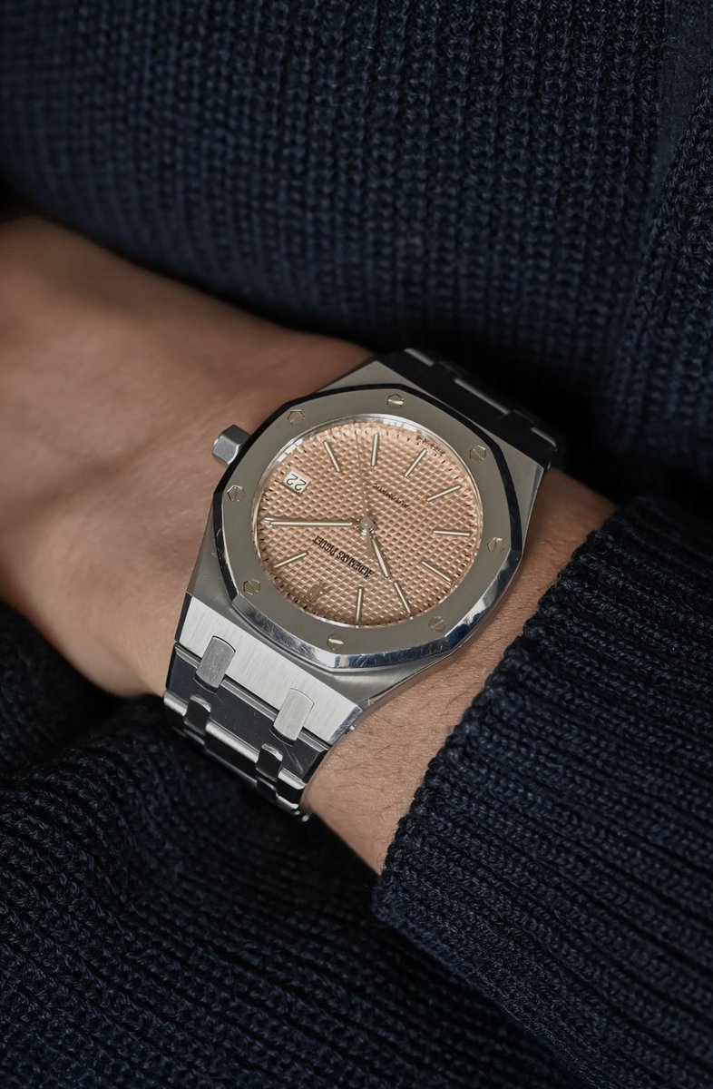 hairspringwatch's tweet photo. Finds. A Salmon dial 14790ST Royal Oak. This was one of the great, experimental late 90s Royal Oak dials, except no one seems to know precisely where they came from. There’s a good bit more mystery here than we’re used to seeing in a relatively straightforward RO, from retailers updating their stock to VIP clients being able to request them at service. Whatever the precise origin, this petite tapisserie with Omega-3 does it beautiful. https://t.co/82H8bbhsVw