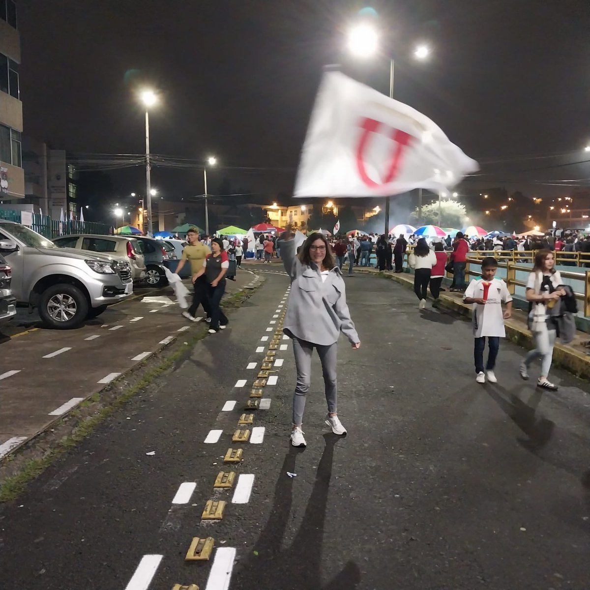 Soy de la gloriosa, banda de los centrales, la que sigue a Liga a todas partes. 

Voy de la cabeza, porque nada me interesa, queremos volver a dar la vuelta… 

Por la 11 y por las glorias del pasado. 
Por tu gente porque eres centenario. 
Por los guambras…