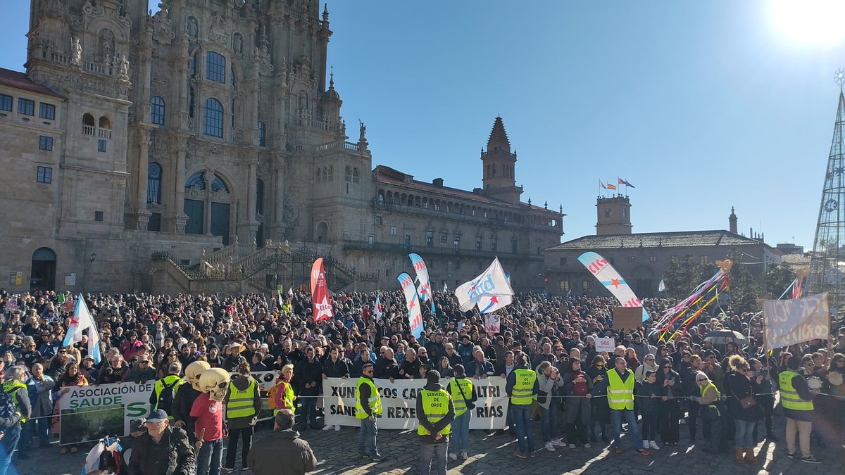 Histórica manifestación en Santiago de Compostela. Galiza berra: “Altri non”.

Fotos de <a href="/cambeiro_alba/">Alba Cambeiro</a> e @Saekih
