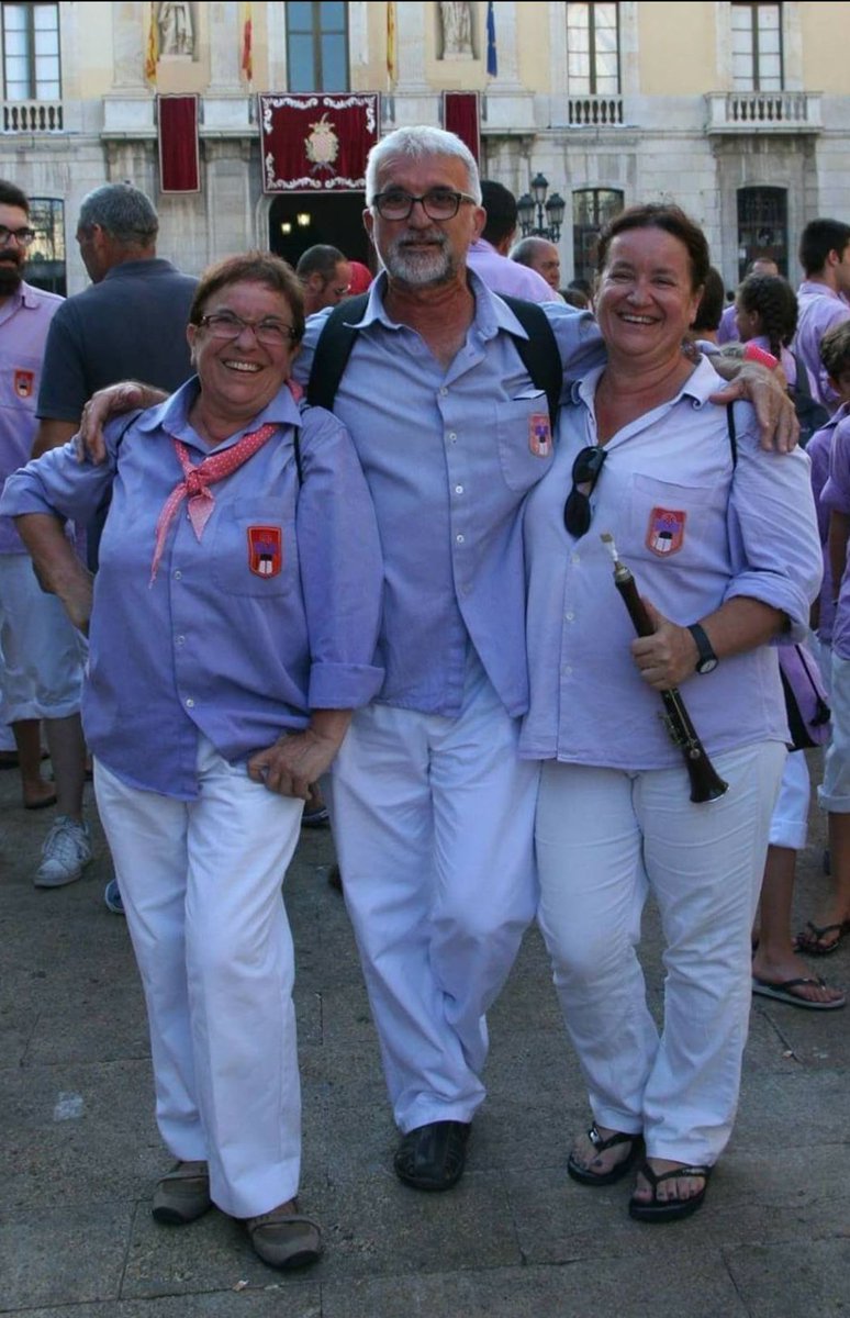 JoveDeTarragona's tweet photo. Sentim profundament comunicar que ens ha deixat l'estimadíssima Roser Burillo. Una de les primeres castelleres de la colla, amb un carisma i força únics, sempre ha estat vinculada a la Jove. Va ser membre de Junta i, fins al final, ha mantingut una gran implicació, també en la ciutat i la defensa del país.

La Roser i el seu company, el Josep Lluís, són un exemple d’amor incondicional a la colla, de superació i tenacitat. 

Tota la Colla Jove volem fer arribar la nostra estima a ell i als seus germans, la Maite i el Manel, a la seva família i amics.

Roser, el teu gran somriure i empenta perdurarà per sempre en nosaltres.

#castells