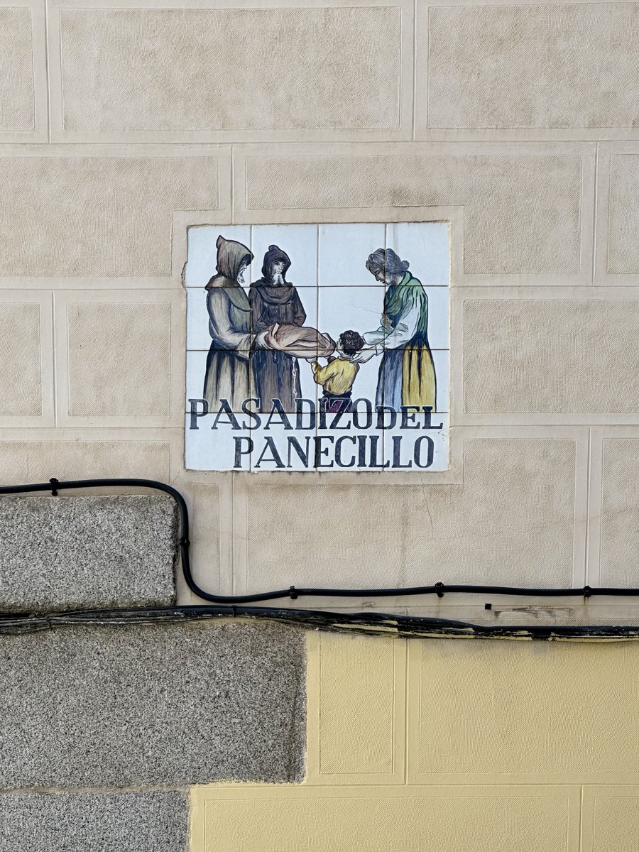 Y os preguntaréis: pero, si es una calle pública... ¿por qué esta cerrada? Pues, al parecer, cuando repartían esos panes, las aglomeraciones y lo quebrado del recorrido eran motivo de inseguridad, así que en 1829 se clausuraron sus dos accesos. Hasta hoy.