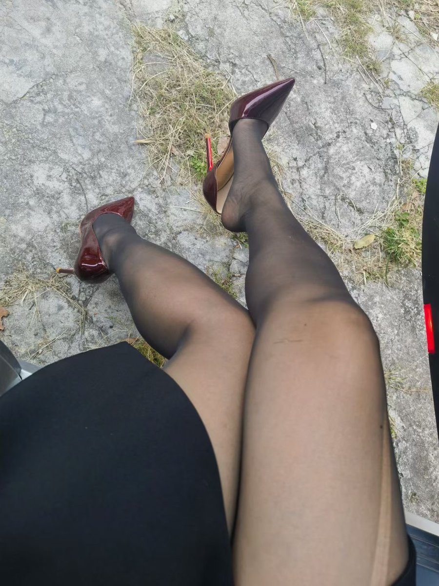 yi59723's tweet photo. 新鞋子👠好看吗 https://t.co/ygalcfjMiw