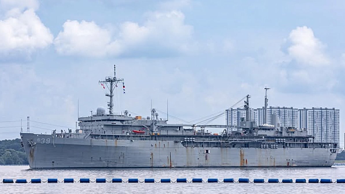 WarshipCam's tweet photo. USS Emory S. Land (AS-39) Emory S. Land-class submarine tender coming into Singapore - December 15, 2024 #ussemorysland #as39
SRC: INST- yplanesonly https://t.co/GwHCUqY31e