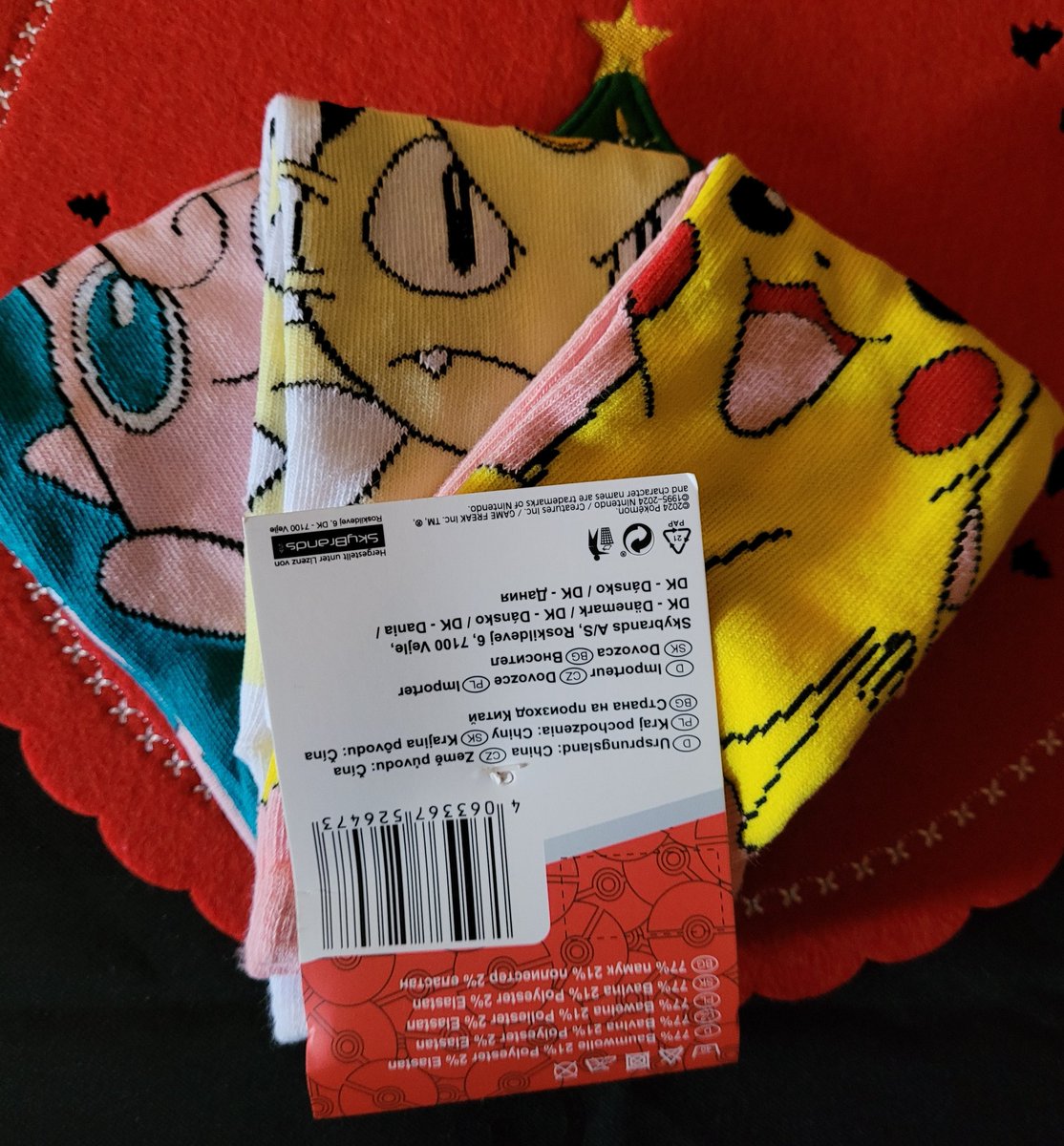 StirioLP's tweet image. Es ist mal wieder Sockensonntag! Und verlose ich... Pokemonsocken!
Follow + Retweet und ihr seid dabei. Auslosung morgen!