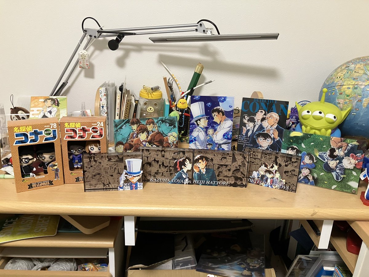 tooow___a's tweet photo. コナン専用の棚作りたいけど机汚すぎる https://t.co/FKktfxZx01