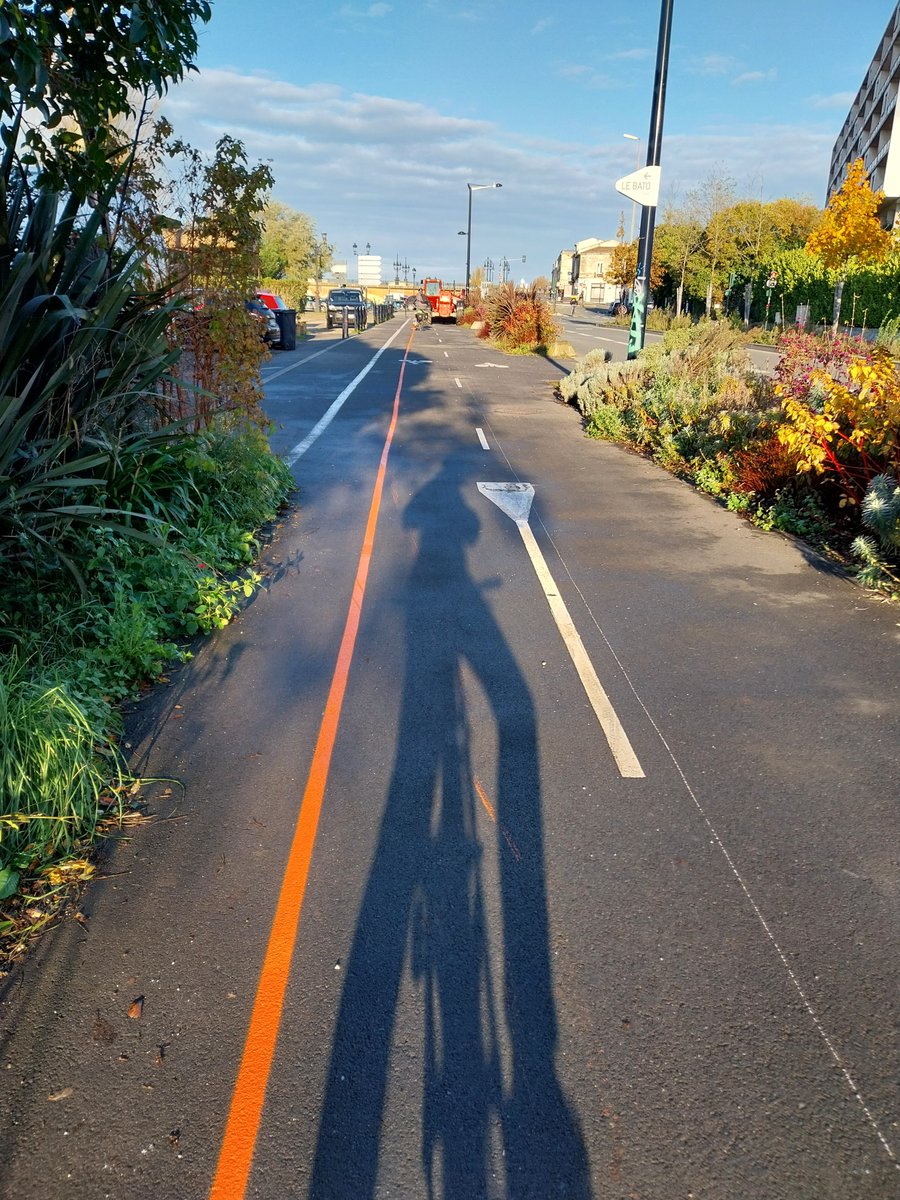 CirculationBxM's tweet photo. 🆕Nouveauté pour le #ReVE4 de @BxMetro !
👉🚴♀️ Le segment #QuaiDeschamps - #QuaidelaSouys - #PontSimoneVeil - #QuaiWilson (4,2km) a reçu sa signalétique ! 🙌
🅿️ En décembre : 2 nouvelles aires de services seront disponibles, sous le #pontEiffel et près du #pontSimoneVeil. https://t.co/5xDAjO2BNJ
