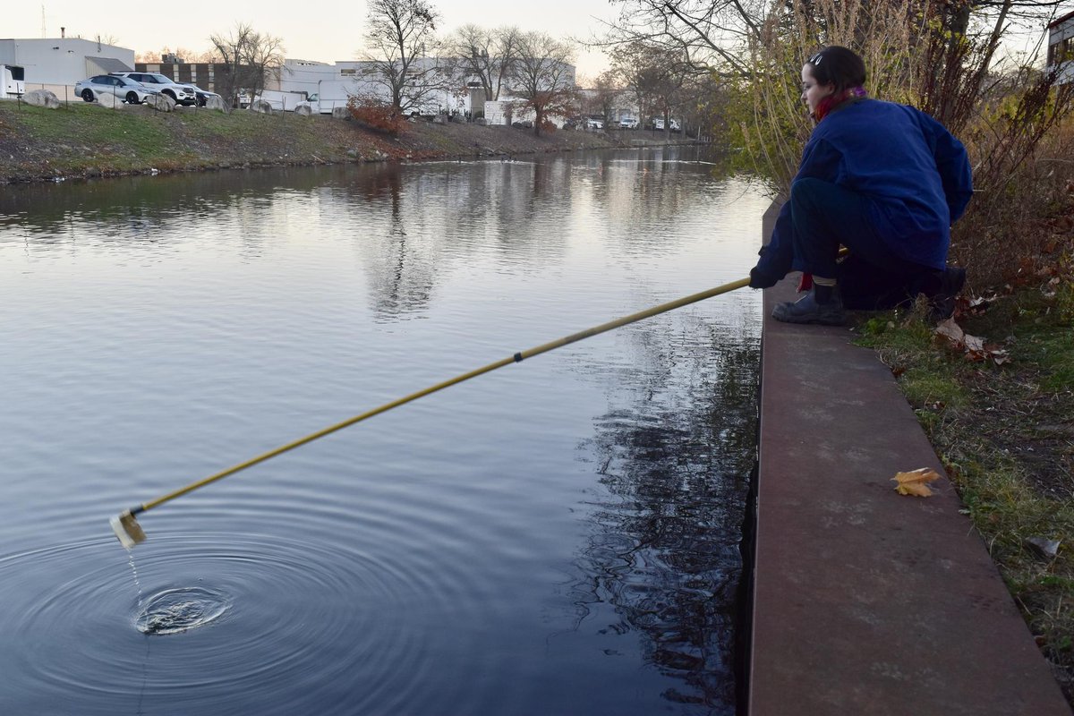Science in motion! Our Photo of the Month is of Baseline Water Quality Monitor Kate Schassler collecting a water sample from the Malden River (Credit: Isaiah Johnson). You can follow along with our Malden River monitor team in this recent blog post >>> mysticriver.org/news/2024/11/2…
