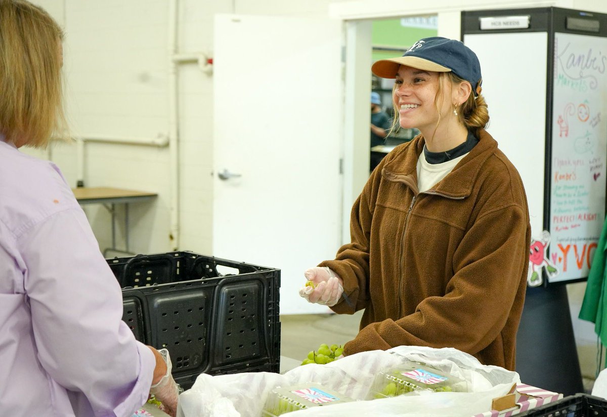 UnitedWayGKC's tweet photo. Help sort fresh produce with us at @KanbesMarkets this Tuesday, December 17! Sign up now for our last Seasons of Giving event &amp; spread some holiday cheer! RSVP: https://t.co/vyx1uCj2Zo  

#SeasonsOfGiving #GiveBack #VolunteerKC https://t.co/yjfudeoLC3