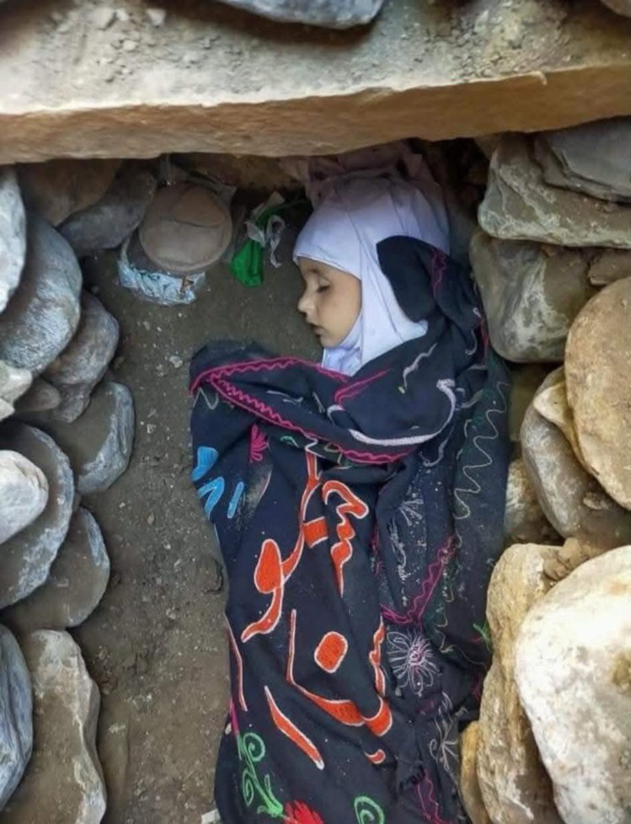 TahseenAli85000's tweet photo. راستوں کی بندش اور ادویات نہ ہونے کی وجہ چھوٹے بچوں کی اموات میں آئے روز اضافہ ۔
ریاست ماں ہوتی ہے لیکن یہاں ریاست قاتل ہے ۔

#پاراچنار 😭💔
#پاراچنار_لہو_لہو 🙏
#parachinar 💔💔
@HRCP87 @GovtofPakistan @GovernmentKP @MohsinnaqviC42 @OfficialDGISPR @HamidMirPAK https://t.co/BDy2w2xeXe