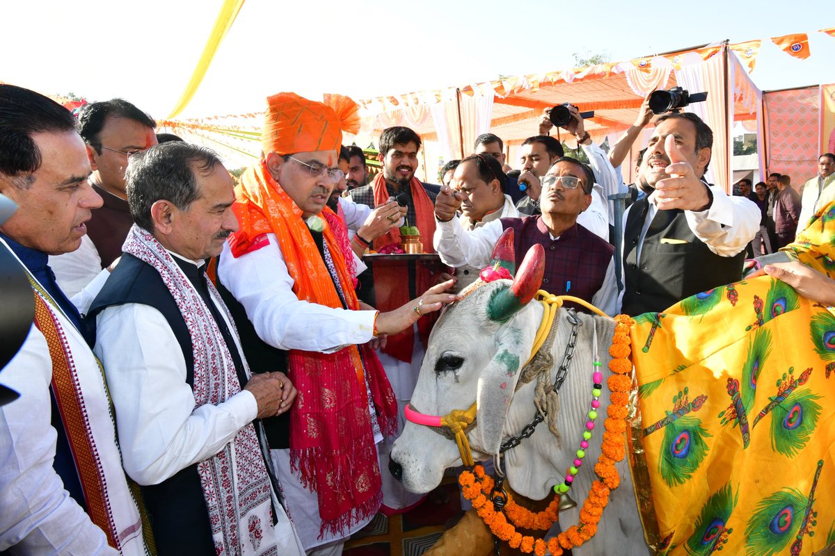 BhajanlalBjp's tweet photo. राजस्थान सरकार का एक वर्ष का स्वर्णिम कार्यकाल पूर्ण होने एवं जन्मदिवस के उपलक्ष्य पर आयोजित अंत्योदय सेवा शिविर में आयोजित हवन में सहभागिता कर सर्वमंगल हेतु प्रभु से प्रार्थना की। तत्पश्चात गौ माता की विधिवत पूजा-अर्चना एवं सेवा की। कार्यक्रम के दौरान दिव्यांगजनों से स्नेहपूर्ण भेंट की तथा उनके सशक्तीकरण एवं स्वावलंबन हेतु साइकिल, स्कूटी एवं सहायक उपकरणों का वितरण किया।

#एक_वर्ष_परिणाम_उत्कर्ष 
#आपणो_अग्रणी_राजस्थान