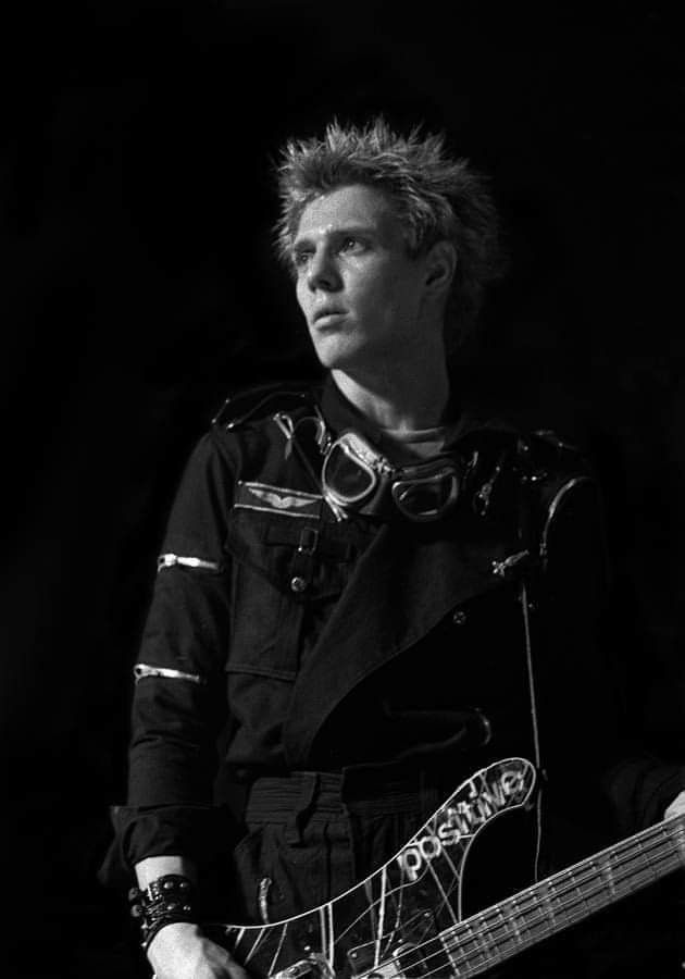 simonondaily's tweet photo. happy birthday to the man who inspires me the most, the one who was a bassist, and is a complete artist, today is Paul Simonon's 69th birthday ❤❗★
 xjsmdbdkms I LOVE HIM https://t.co/vrJS1bkEsE