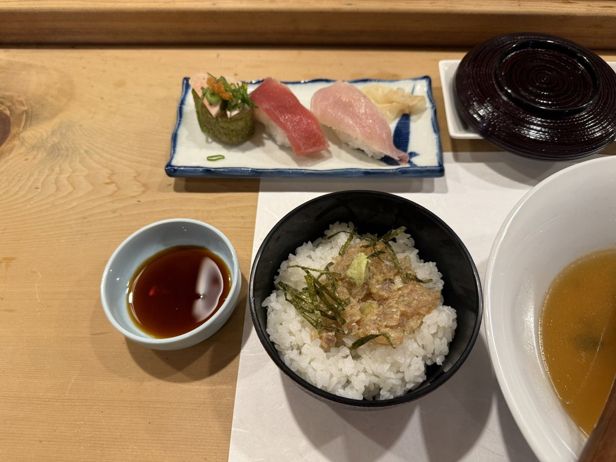 VOXY8822's tweet photo. 吉野寿司

鯛がけ（醤油）500円
なめろうご飯300円
おまかせ三貫（赤身・イナダ・あん肝軍艦）400円
胡麻鯛茶漬け300円

2024.12.15（日）
11:55入店
口頭注文
後会計
カウンター&amp;小上がり
P3台有

#吉野寿司
#埼玉県入間市
#寿司職人渾身の一杯
#朗らかな大将と気さくな女将
#フルコースも最強コスパ https://t.co/no6TJ3oUwZ