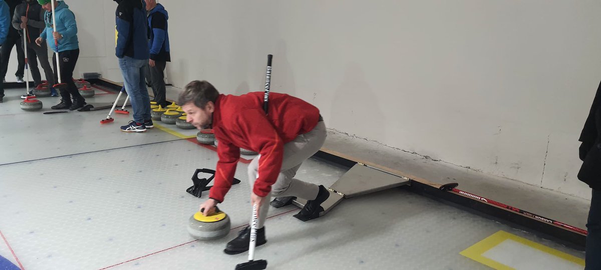 mstepni11's tweet photo. Co se děje v pozdních nočních hodinách, kdy zaměstnanecké večírky eskalují? S @rektorOstravske také bojujeme s koordinací a rovnováhou, ačkoliv dúvody jsou čistě fyzikální a mechanické, nikoliv biochemické. Setsakra to klouže 😁. https://t.co/AUsz9pO5Np