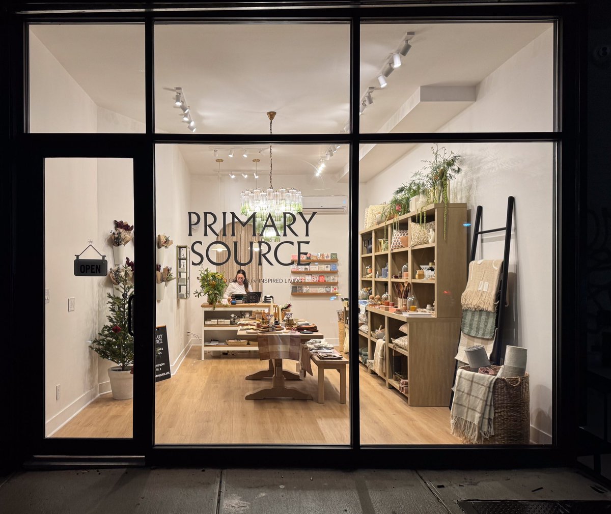 PLGHC_'s tweet image. Just met Marysa, owner of Primary Source. This adorable boutique opened at 537 Rogers Ave on Dec 7. Perfect source for handmade housewares &amp;amp; unique gifts. Stop by and show her some love! 💙 #SupportLocal #PrimarySourceNYC #ShopSmall #RogersAve #BrooklynSmallBusiness