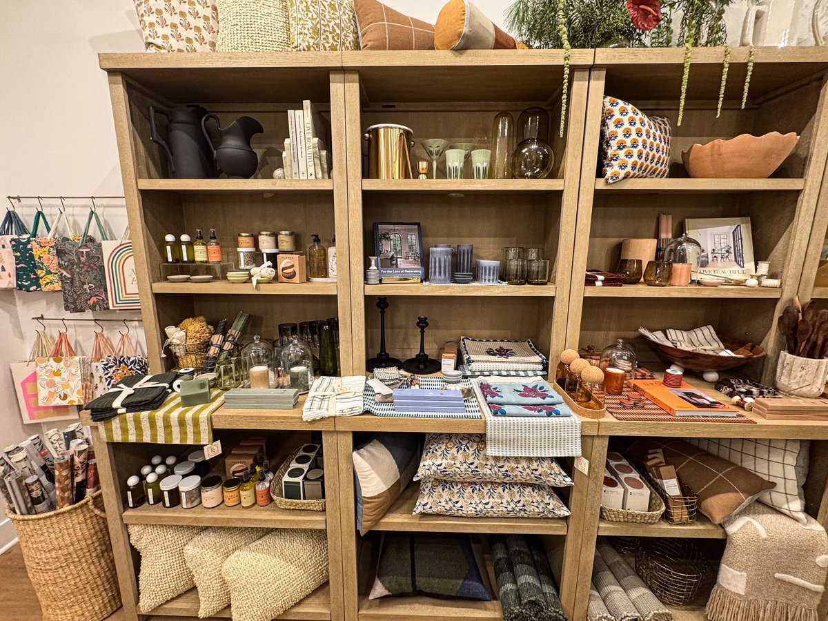 PLGHC_'s tweet image. Just met Marysa, owner of Primary Source. This adorable boutique opened at 537 Rogers Ave on Dec 7. Perfect source for handmade housewares &amp;amp; unique gifts. Stop by and show her some love! 💙 #SupportLocal #PrimarySourceNYC #ShopSmall #RogersAve #BrooklynSmallBusiness