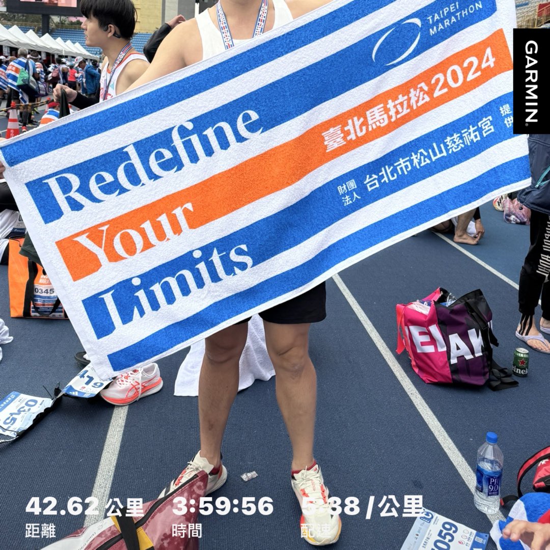 SamTan_tw's tweet photo. 2 024 台北馬拉松
第一次全馬破4（超壓線）
雖然跟各位菁英跑者比還是小菜雞一隻
但這對我來說已經是一個很大的突破了，到終點時我都快哭出來了
前一陣子也因為確診及種種因素導致月跑量嚴重不足（一個月不到100k的那種）
能拿到成績我也是很意外🥺
謝謝自己的身體及意志力有撐住
下次還要再跑，繼續跑 https://t.co/XaWfiFhXQT