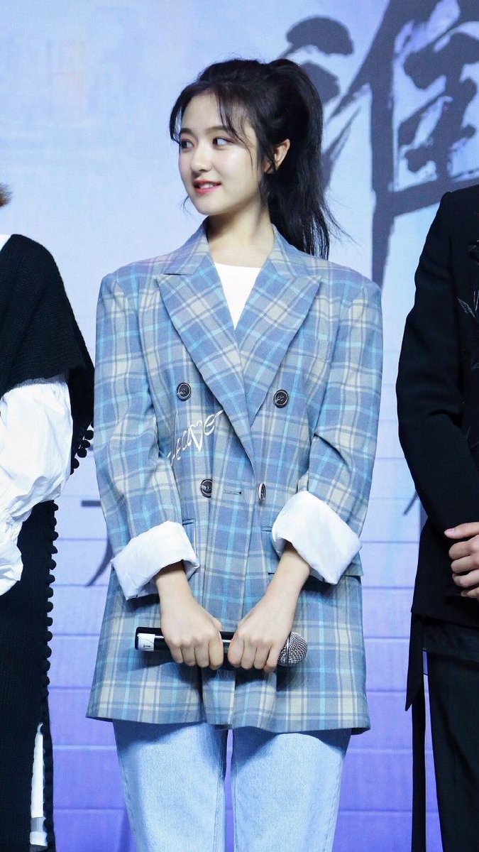 <a href="/natjaemind/">Jaemin, Na.</a> ᅠ
Aline menarik napas sejenak sebelum melanjutkan, "Tak terasa, kita telah tiba di penghujung acara. Namun sebelum semuanya benar-benar berakhir, mungkin ada sesuatu yang ingin kamu sampaikan lagi <a href="/natjaemind/">Jaemin, Na.</a>?" tanyanya, menoleh lembut pada Narayan yang berada di sampingnya.
ᅠ