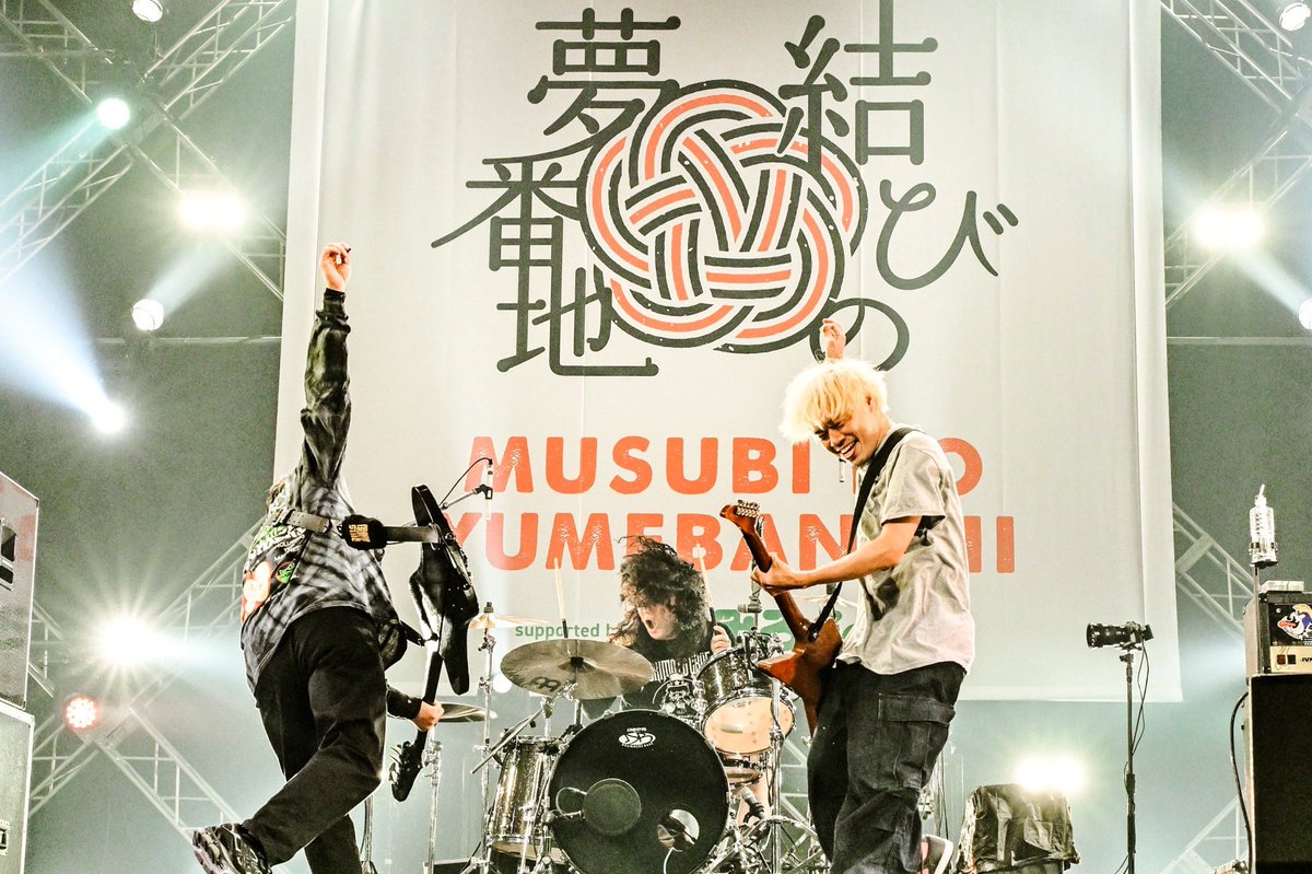 takuma10feet's tweet photo. このドラマー達の心意気がめちゃくちゃ好きです。2日前に一曲ずつオファー出したらみんな3曲ぐらい覚えてきてくれた。。オファー受けてくれるだけでもめちゃくちゃ助かるのに。。カッコ良過ぎるやろ。。 https://t.co/XAfZg6AaQz