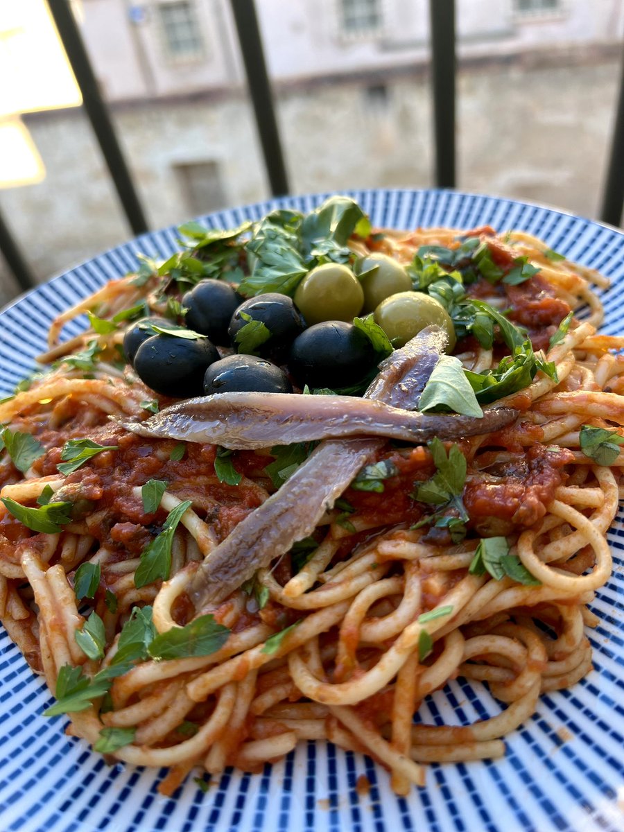 Serra's tweet photo. Avui hem fet una escapada ràpida a Itàlia 🇮🇹: Espaguetis a la puttanesca 🍝! Amb la #TM6 de Thermomix, viatjar mai havia estat tan fàcil… i tan bo! 😜✨ https://t.co/HV9RVsiAuI