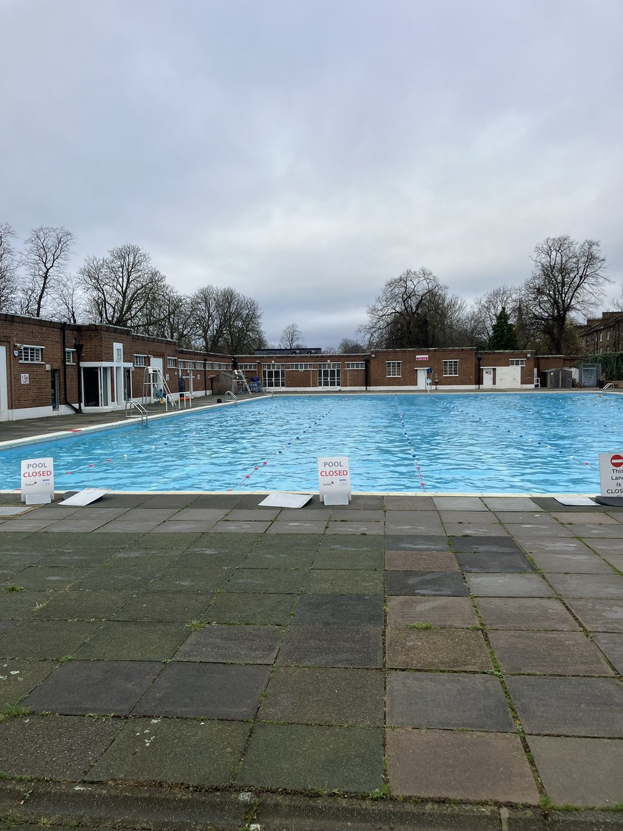 No wetsuit Sunday <a href="/Brockwell_Lido/">Brockwell Lido</a> energising 300m! 🥶🥶 finished with a lovely hot dog from the Farmers market