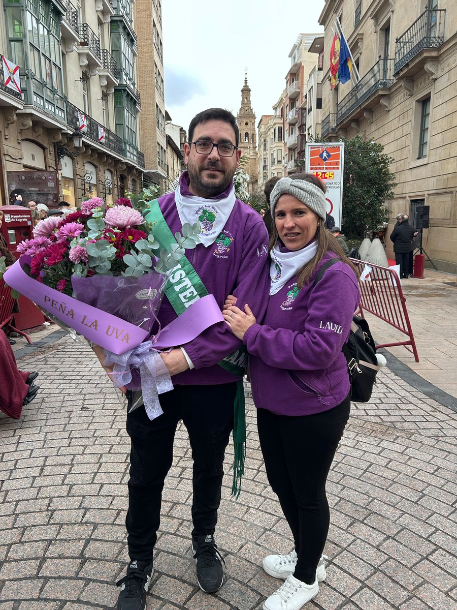 PenaLaUva's tweet photo. Hoy hemos estado en la ofrenda floral en honor a nuestra patrona la Virgen de la Esperanza!! 💐🌺🍇 https://t.co/DoM050f221