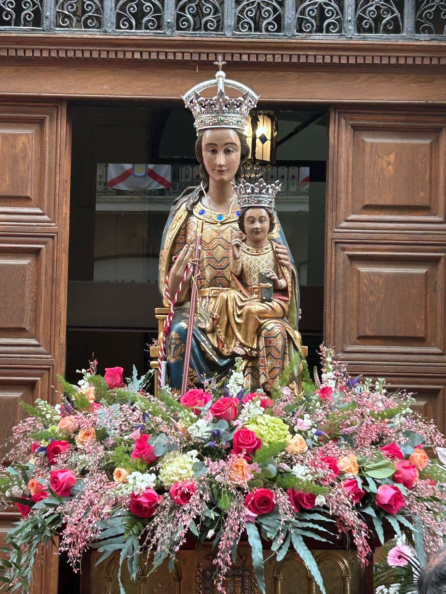 PenaLaUva's tweet photo. Hoy hemos estado en la ofrenda floral en honor a nuestra patrona la Virgen de la Esperanza!! 💐🌺🍇 https://t.co/DoM050f221