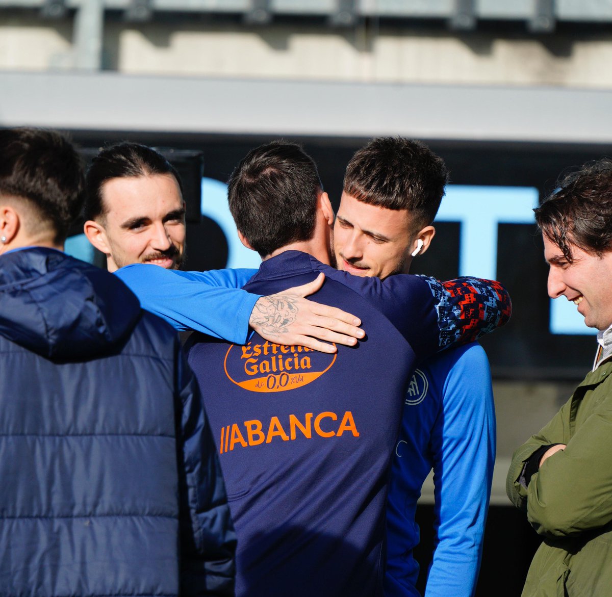 fcandorra's tweet photo. 👋🏼 Hola, @marcvidal25!

😉 Quina il·lusió tornar-te a veure!

#CeltaFortunaAndorra
#SomTricolors 🔵🟡🔴 https://t.co/sxsKptkQzU