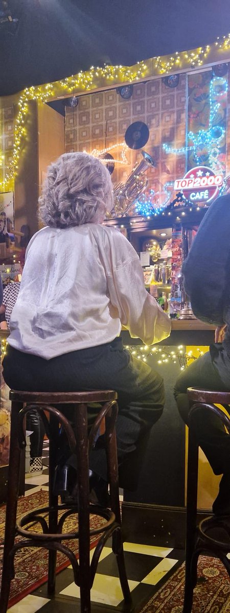 Toen Burgemeester Sjors Frolich gisteren bij opnames voor de top 2000 iets aardigs over Het Goede Doel zei, begon deze schrijfster boos boe te roepen