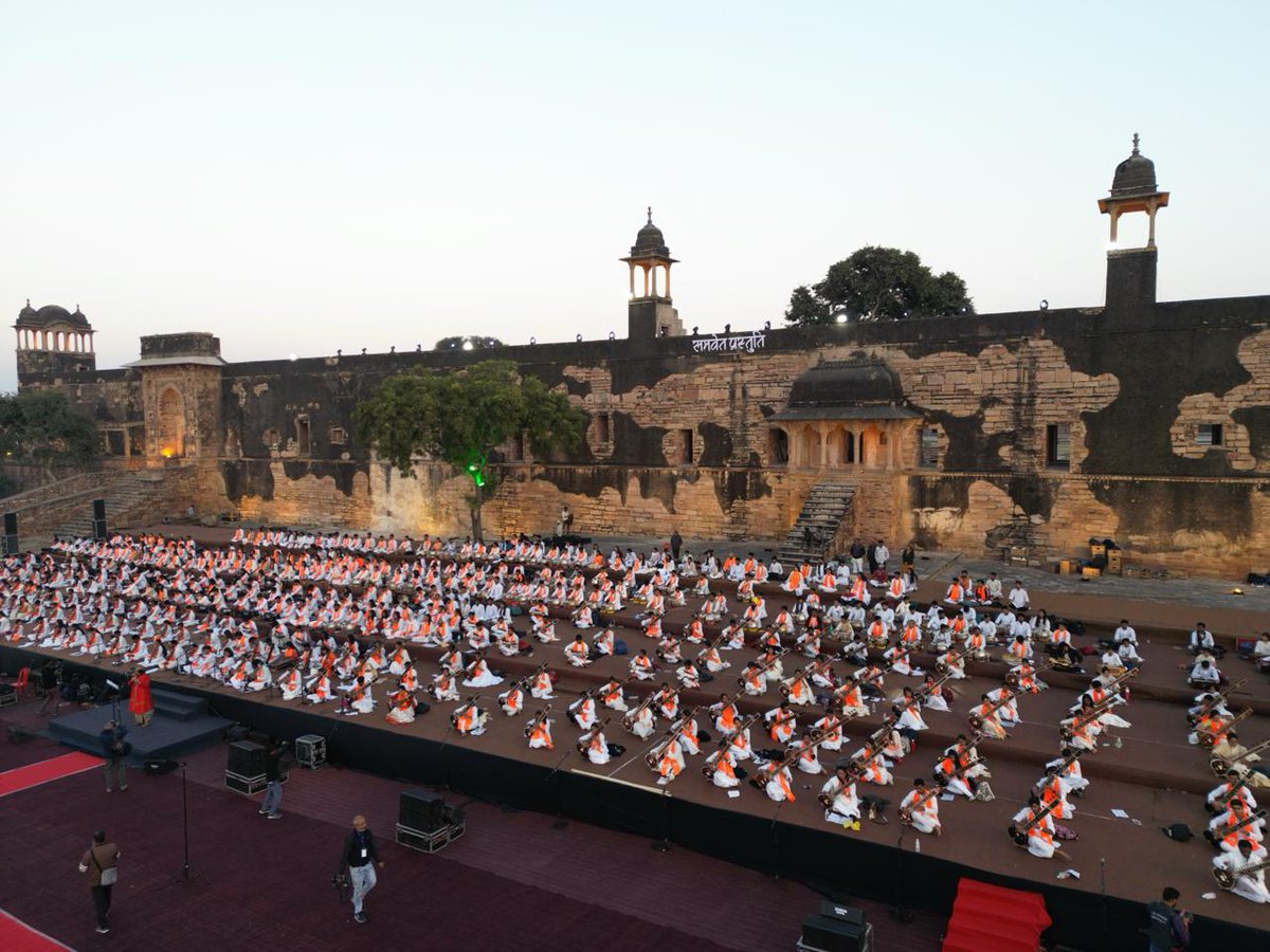 MPTourism's tweet image. The 100th edition of the #TansenSangeetSamaroh made history with a Guinness World Record, as over 536 artists came together to craft an enchanting symphony on #RaagMalhar.

#Tansen #Tansen100years #Gwalior #MadhyaPradesh