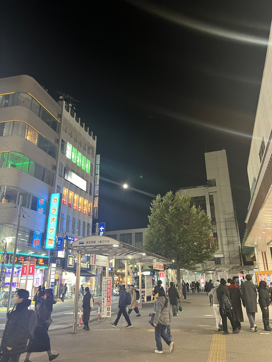 nishiogi_map's tweet photo. 満月？と思って写真を撮ってたら、すれちがったおじさんも満月？とつぶやいてた。
みんな満月？と思ってる説... https://t.co/wTV2Vk8Wh8