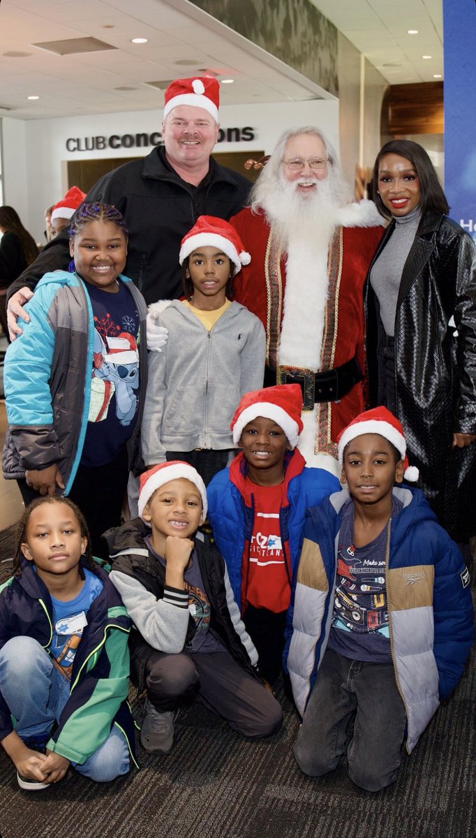 MsRandall_Edu's tweet photo. We are so thankful to be apart of such an amazing memory that several families in Smyrna will cherish forever. โ๏ธ ๐ฒ#ShopWithAHERO @bravesfdn https://t.co/QAi2Ewtdt5