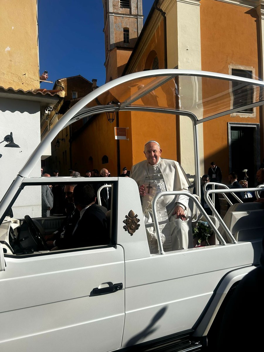 icircfm's tweet photo. DIRECT - "Un moment exceptionnel" : grande ferveur en Corse pour saluer le pape, suivez cette visite historique

➡️ https://t.co/ojAK4qQ9tz https://t.co/SCm3XbXJrc