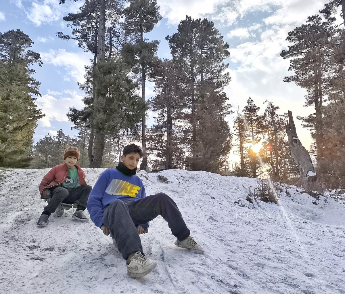 NumanBhat1's tweet photo. Kids enjoying a fun ride on the snowy slopes of Tangmarg, Kashmir.
๐ธ: @NumanBhat1
#Tangmarg #Kashmir #SnowFun #WinterVibes #SnowRide #KashmirDiaries #Snowfall #WinterMagic #FunInSnow #ExploreKashmir #TravelKashmir #SnowySlopes #NatureLovers #WinterAdventures https://t.co/BlPGf9ThpK