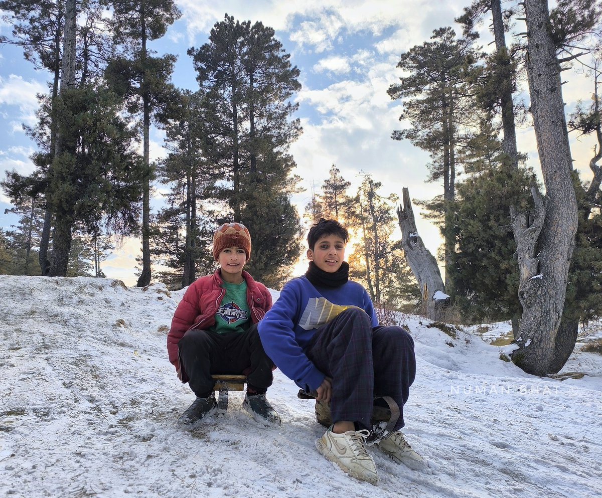 NumanBhat1's tweet photo. Kids enjoying a fun ride on the snowy slopes of Tangmarg, Kashmir.
๐ธ: @NumanBhat1
#Tangmarg #Kashmir #SnowFun #WinterVibes #SnowRide #KashmirDiaries #Snowfall #WinterMagic #FunInSnow #ExploreKashmir #TravelKashmir #SnowySlopes #NatureLovers #WinterAdventures https://t.co/BlPGf9ThpK